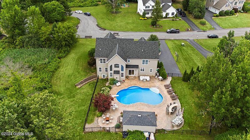 3rd image of 9 Avallon Way