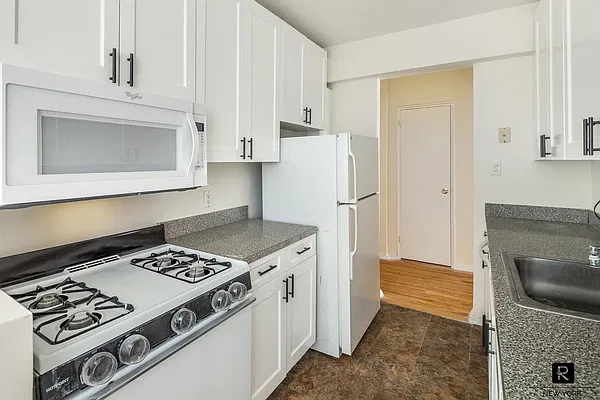 Sold by R New York | media 7