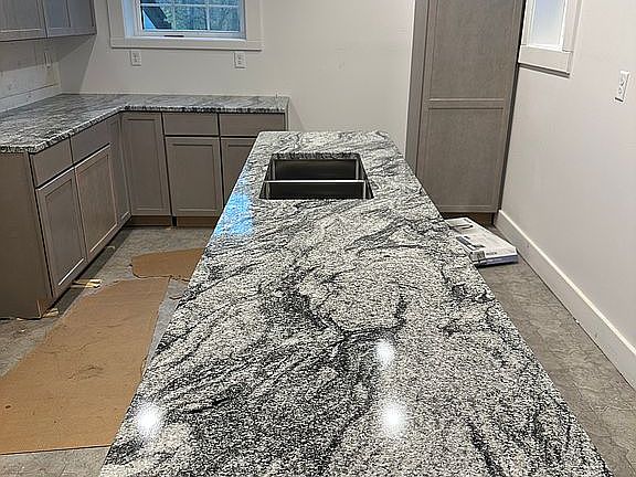 New kitchen w/granite 