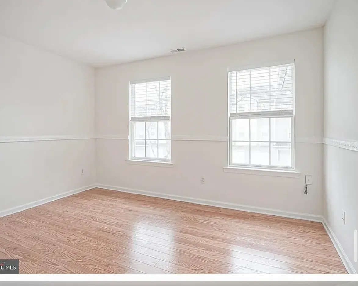 3 bed, 2.5 bath, 1963 sqft, $1,100 — Photo 4