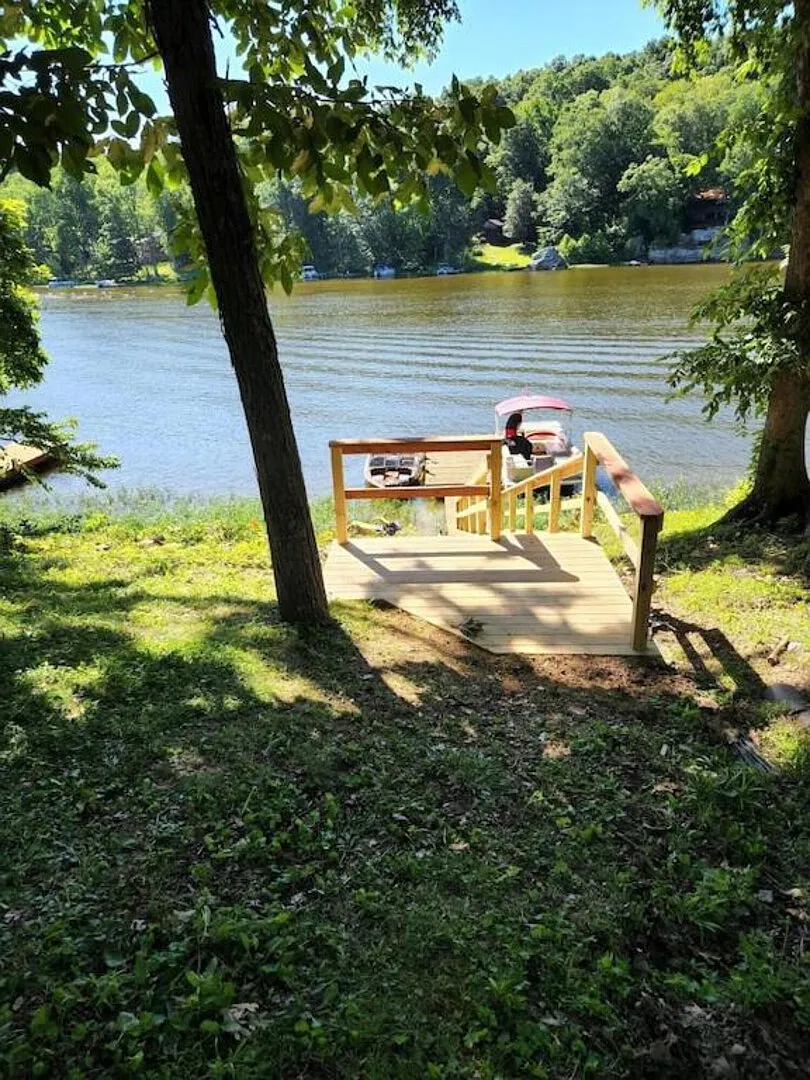 Lake Shore Home right on the water with private dock — Photo 1