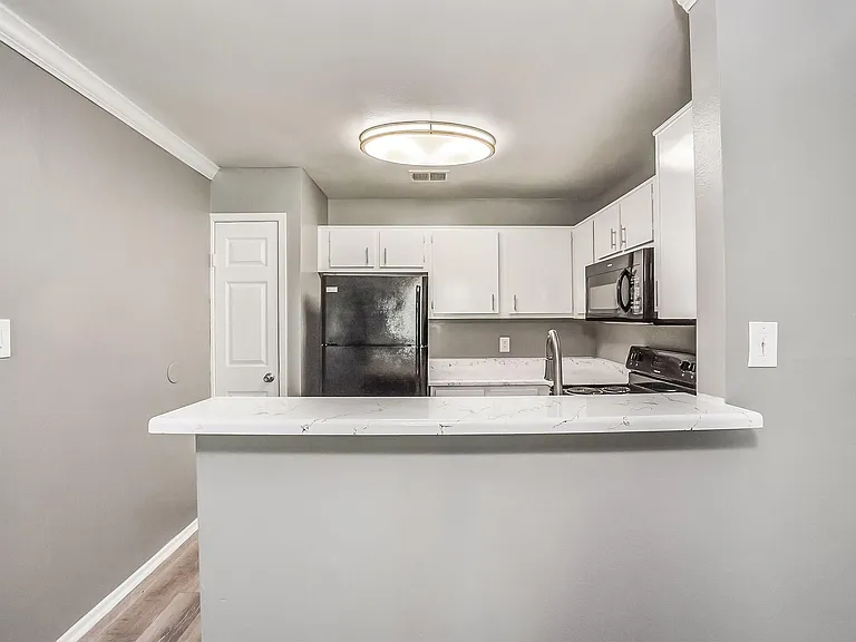 Spring Hill Village Apartments — Photo 11