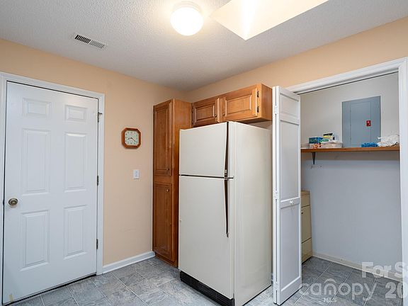 5th image of 537 Camrose Cir NE