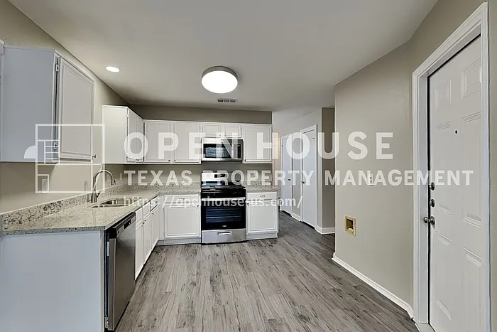 1005 Lake Bluff Dr — Photo 6
