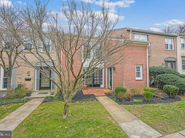 2077 Hopewood Dr, Falls Church, VA 22043