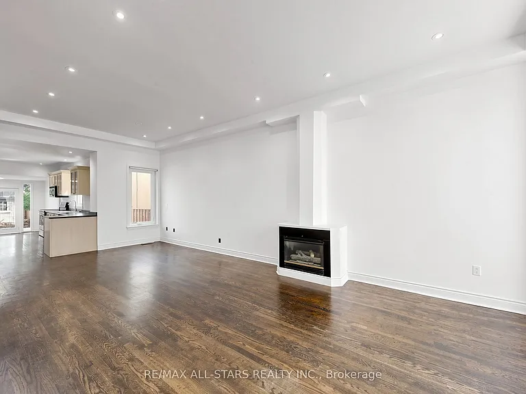 68 Macpherson Ave — Photo 4