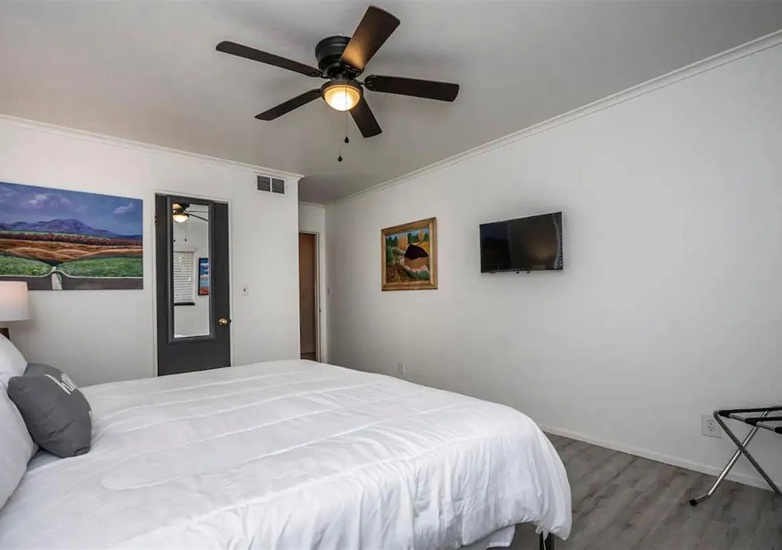 Adorable duplex + Heart of OKC + Close to entertainment + restaurants — Photo 3