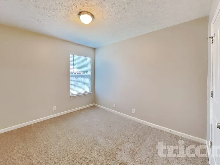 1258 Tiree Dr — Photo 10