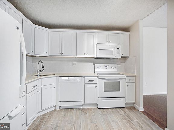 4th image of 241 S 6th St APT 2306)