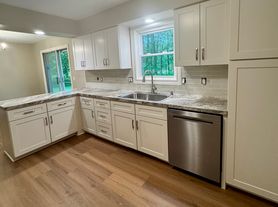 11251 Spruce Dr, Chesterland, OH