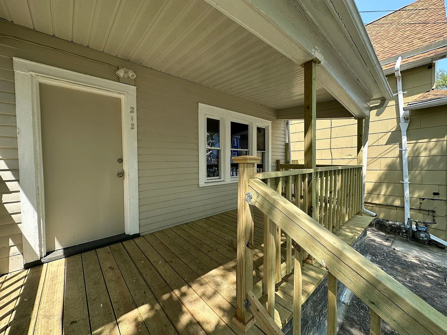 Spacious 5-Bedroom Home with 2 Full Baths, Freshly Rehabbed, Ready to rent — Photo 2