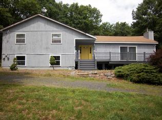 2112 Oaktree Ln, Bushkill, PA 18324
