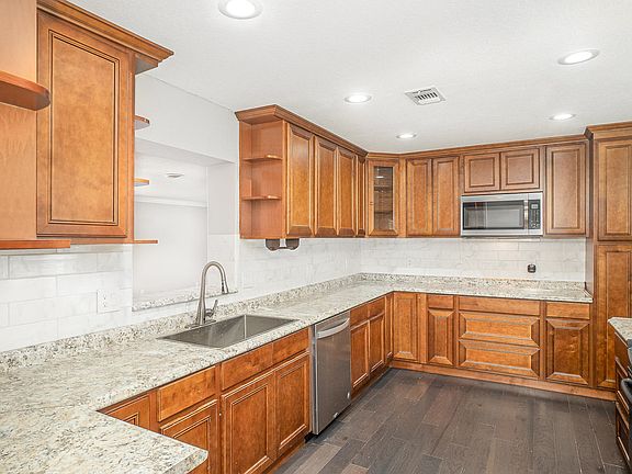 3rd image of 555 Gateway Dr