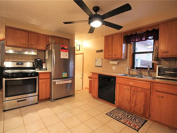 3rd image of 13 Hillwood Dr