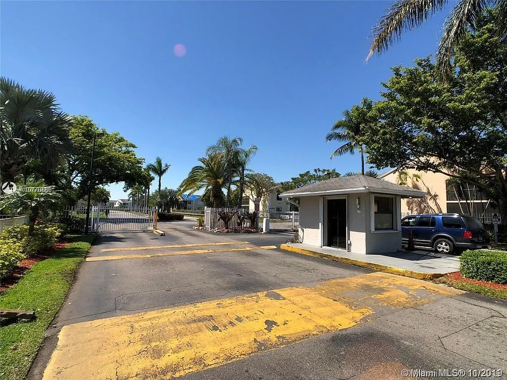 2 bed, 1.5 bath, 863 sqft, $1,700 — Photo 4