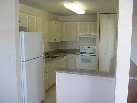 2nd image of 902 Ridge Sq APT 320
