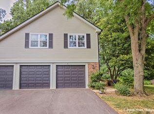 21 Pine Cir, Cary, IL 60013