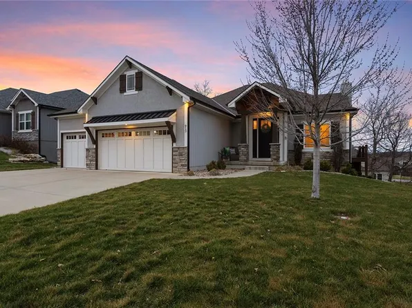 913 SE Wood Ridge Ct, Blue Springs, MO 64014