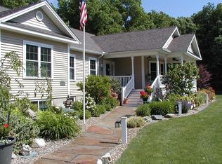 10 Woodridge Cir, Hatfield, MA 01038