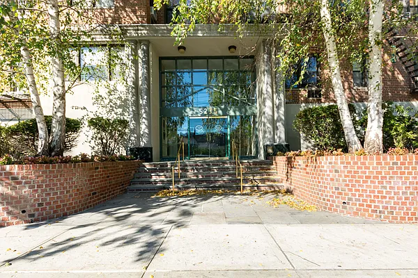 Sold by Re/Max In The City | media 6