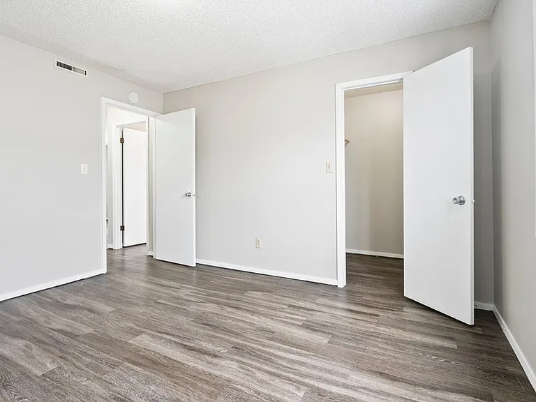 Leavitt Park Apartments - Waterloo, IA — Photo 13