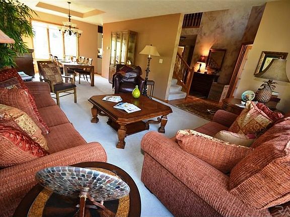 2nd image of 400 E Meadowlark Trl
