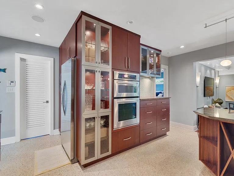 745 Iris Ln — Photo 7
