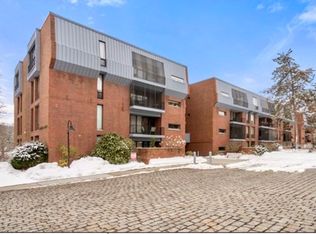 85 Grove St APT 203, Wellesley, MA 02482