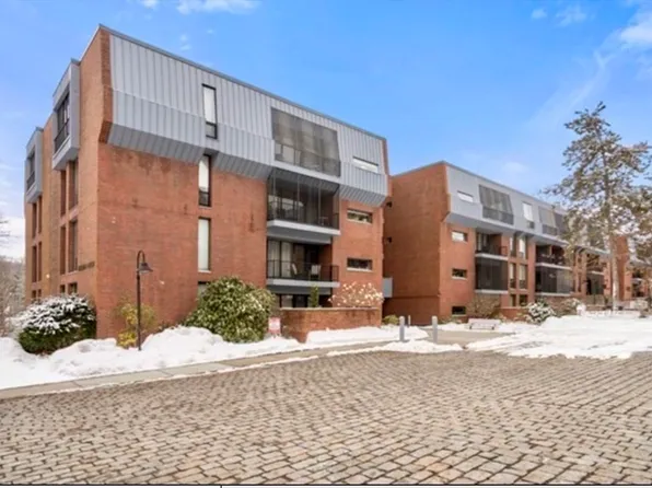 85 Grove St APT 203, Wellesley, MA 02482