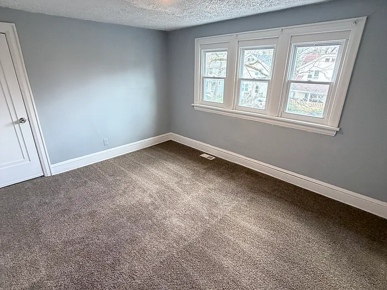 375 Grace Ave — Photo 12