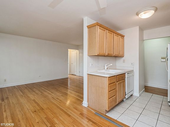 3rd image of 820 Seward St APT 3E