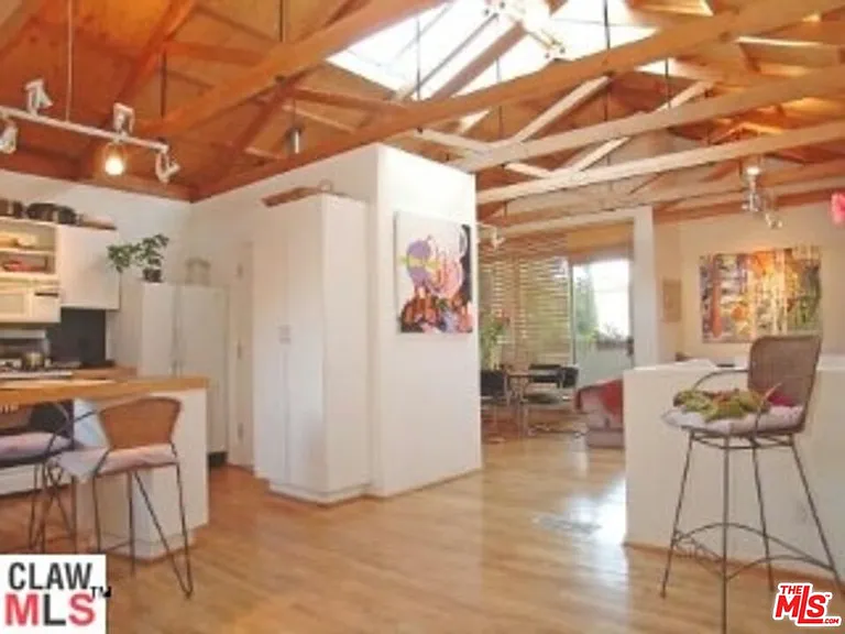 656 Angelus Pl — Photo 2