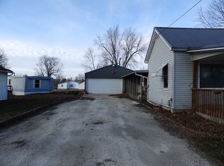 422 E Perry St, Pittsfield, IL 62363
