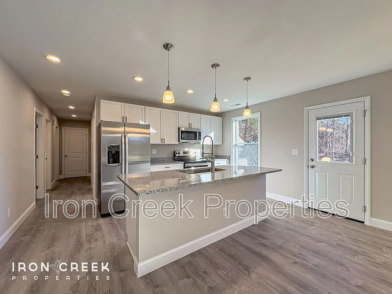 3 bed, 2.0 bath, 1354 sqft, $2,295 — Photo 4