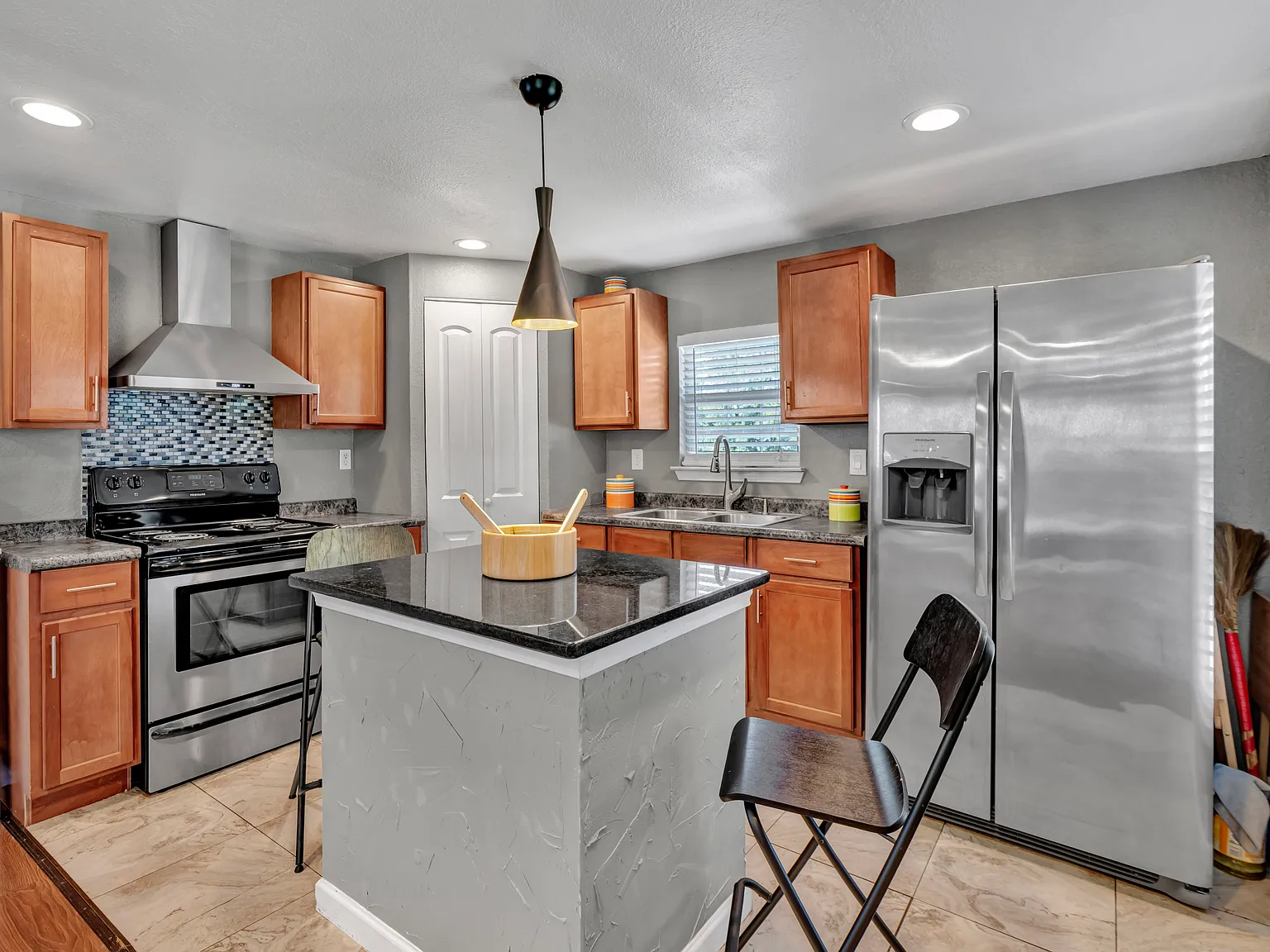 2 bed, 800 sqft, $1,250 — Photo 1