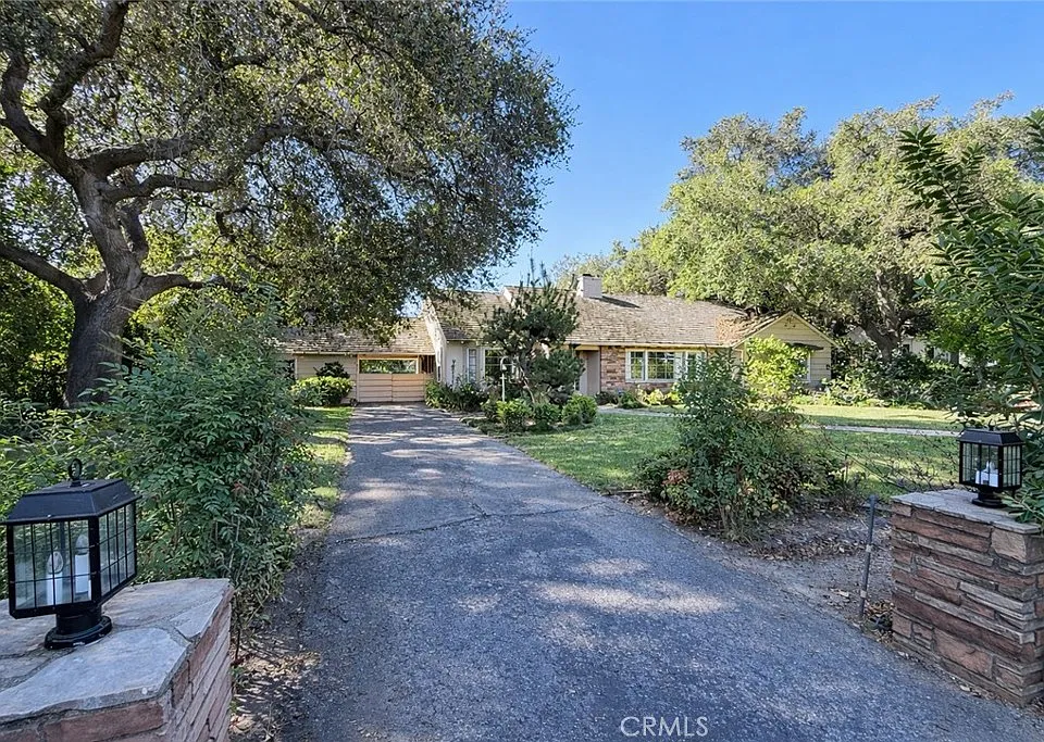18 Woodland Ln