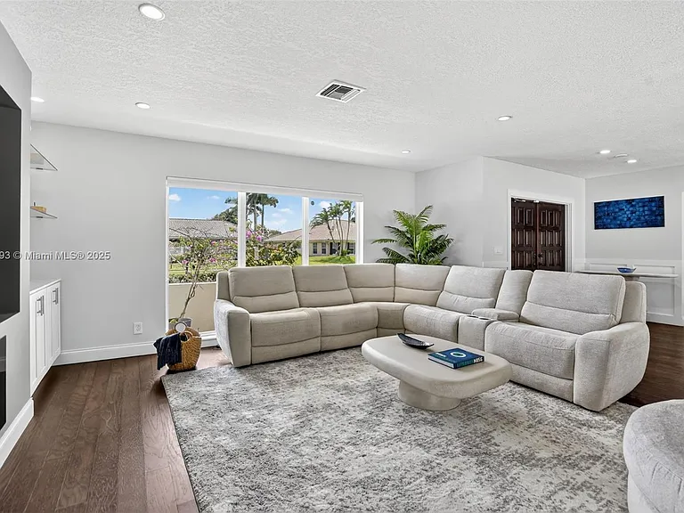 5660 Golfway Dr — Photo 6