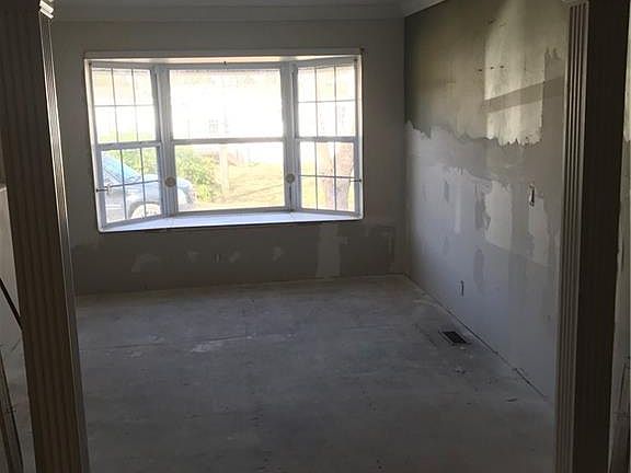5th image of 121 Breezy Ln