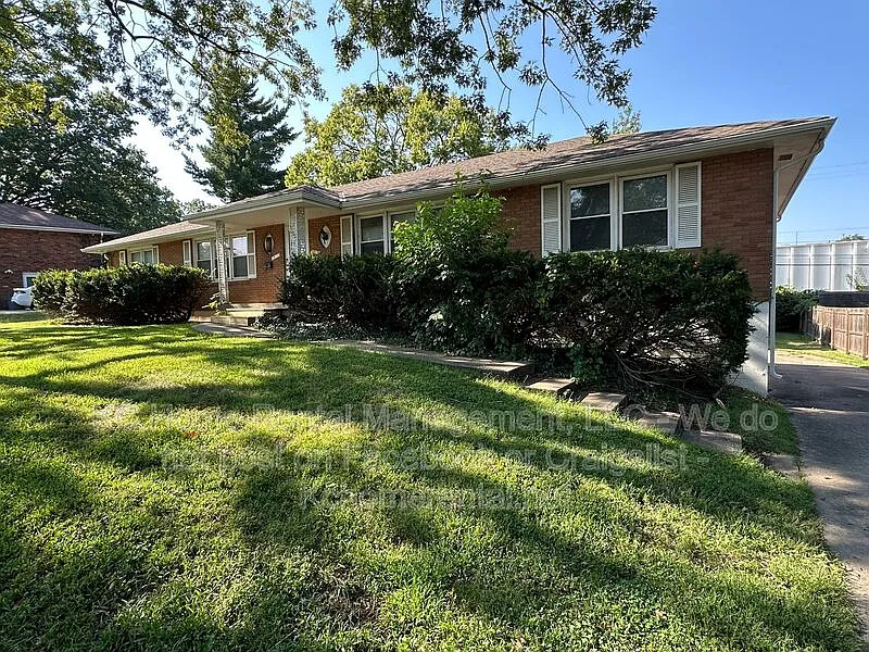 2 bed, 1.0 bath, 1000 sqft, $1,050 — Photo 2