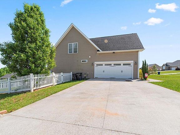 3rd image of 288 Traverse Dr