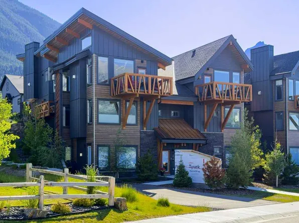 209 E Stewart Creek Rise #202M, Canmore, AB T1W 0N9