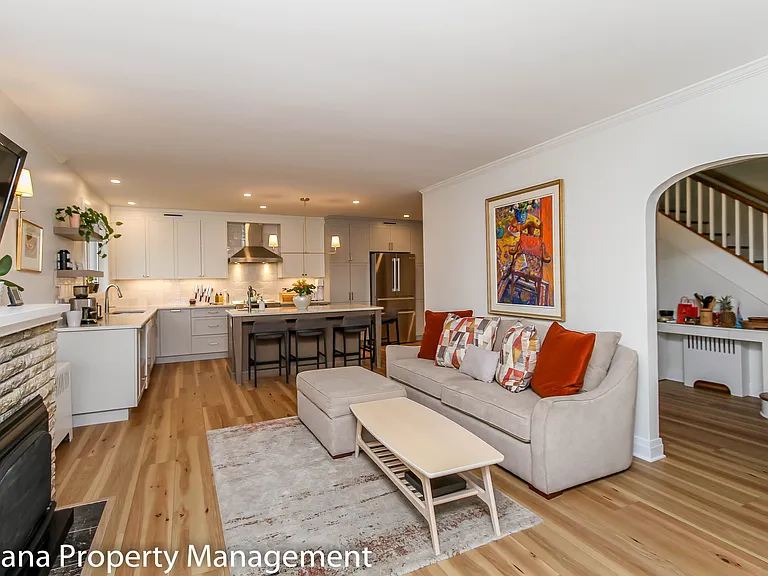 220 Cowley Ave — Photo 8