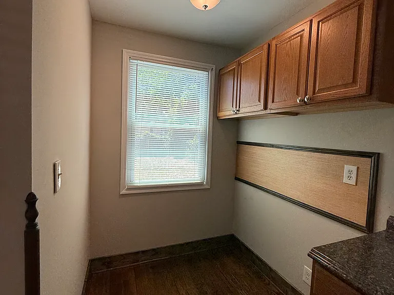 EAT-IN KITCHEN AREA