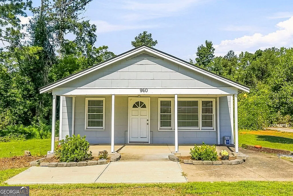 3 bed, 1.0 bath, 1092 sqft, $1,500 — Photo 2