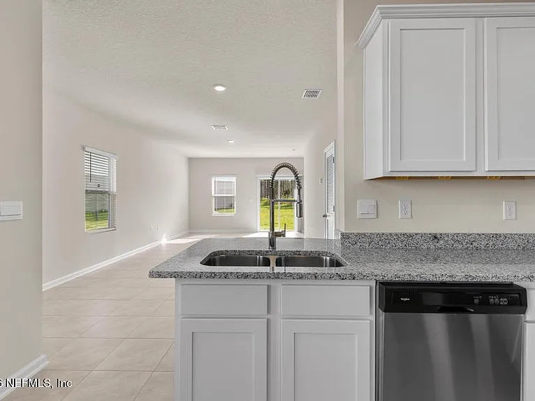 21 Temple Dr — Photo 7