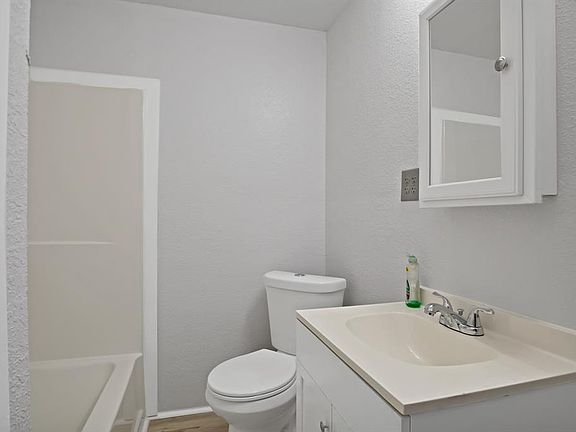 5th image of 2657 E Main St