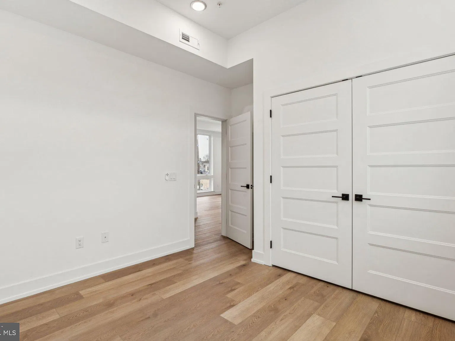 2 bed, 2.0 bath, 900 sqft, $1,699 — Photo 2