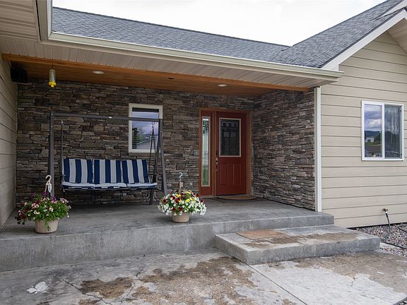 4th image of 1582 Douglas Dr