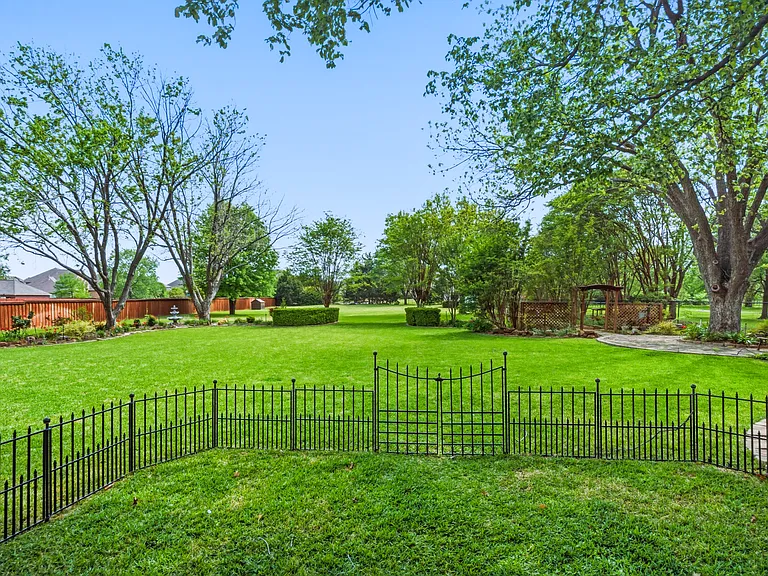 265 E Dove Rd — Photo 45