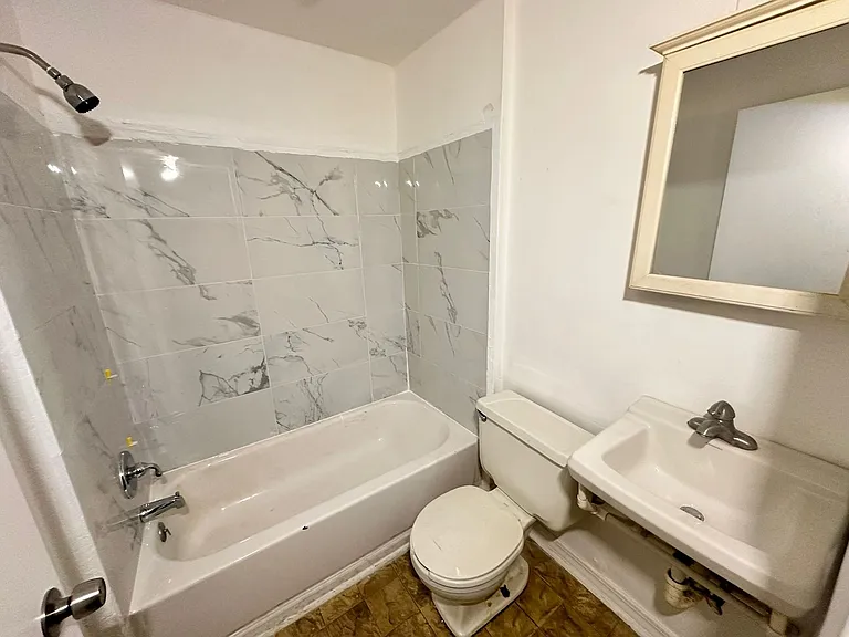 2401 Franklin St — Photo 13